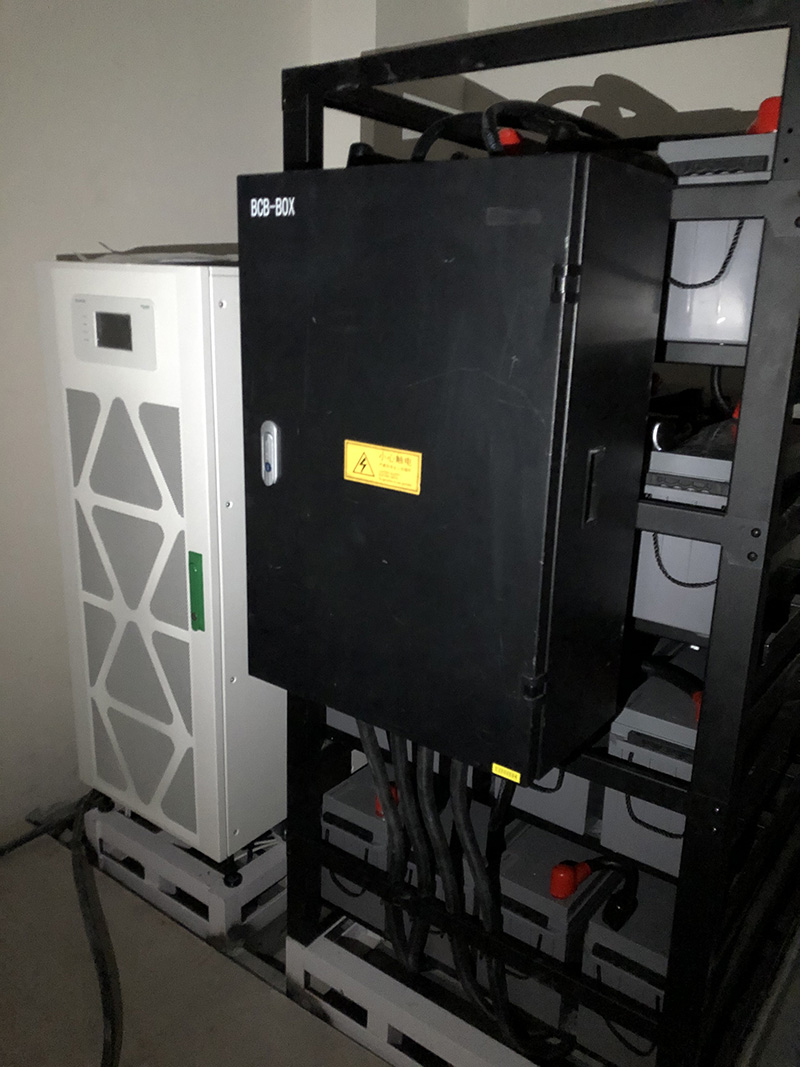 湖北武漢某大學施耐德UPS120kVA